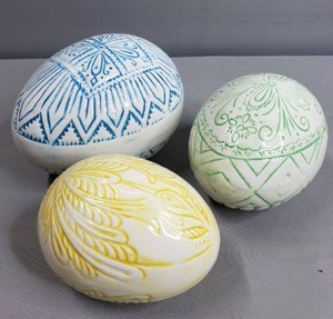 lot 41 image: Ceramic Decorative Easter Eggs