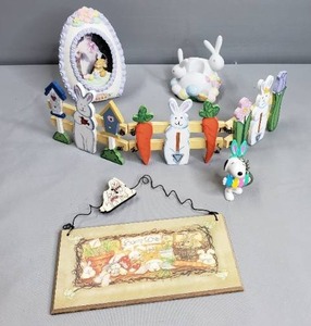 lot 45 image: Easter Decor, Picture Frame, Wall Decor, Snoopy