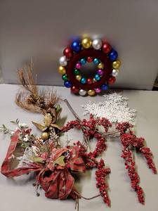 lot 123 image: Christmas Decorations