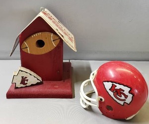 lot 178 image: Kansas City Chiefs Bird House & Blinking Miniature Helmet
