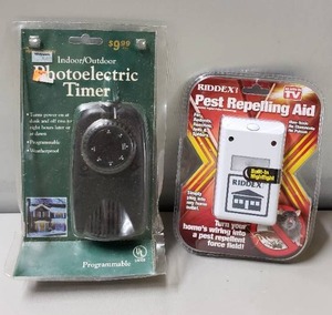 lot 185 image: NEW IN PACKAGE Photoelectric Timer & Pest Repellent Aid