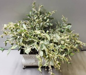 lot 220 image: Large Floral Decoration
