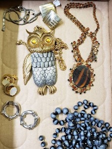 lot 12 image: Vintage Jewelry