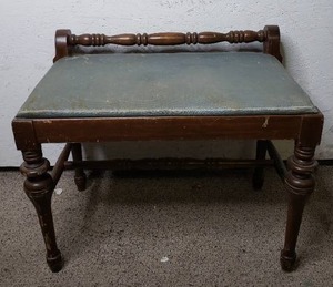 lot 26 image: Antique Vanity Bench