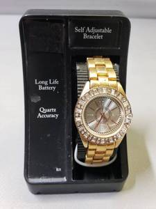 lot 30 image: NEW IN PACKAGE Ladies Watch