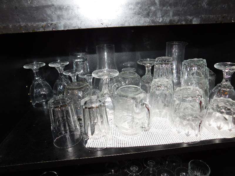 lot 732 image: Lot Of Assorted Glassware