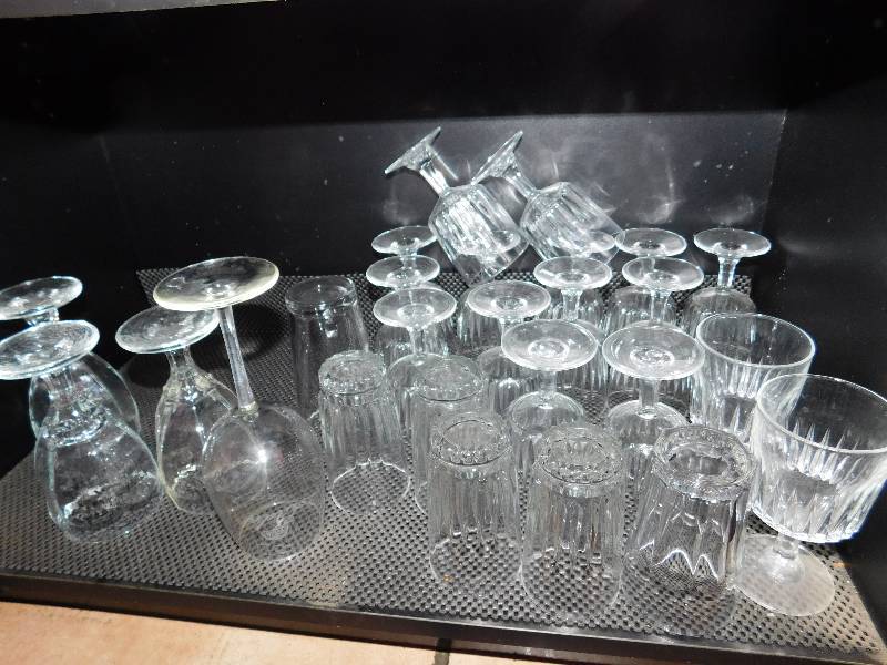 lot 733 image: Lot Of Assorted Glassware