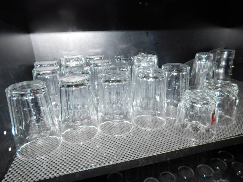 lot 734 image: Lot Of Assorted Glassware