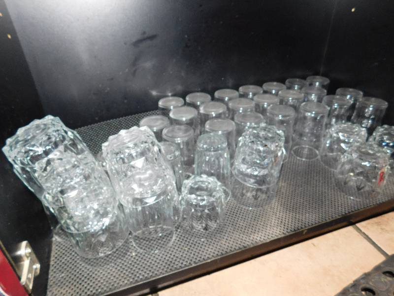 lot 735 image: Lot Of Assorted Glassware