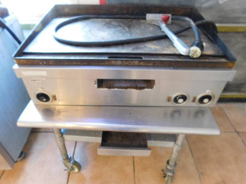 lot 782 image: 3 Foot Flat Top with Equipment Stand