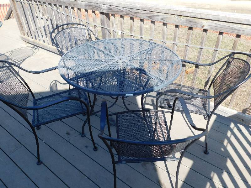 lot 786 image: Patio Table & 4 Chairs