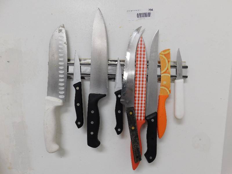 lot 794 image: Wall Knife Block With Knifes
