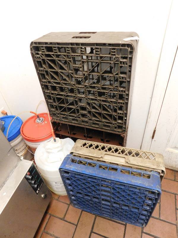 lot 803 image: Lot Of 5 Dish Trays