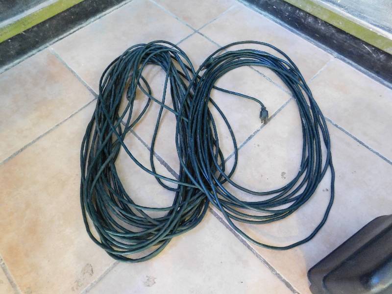 lot 812 image: Lot Of Electric Cords