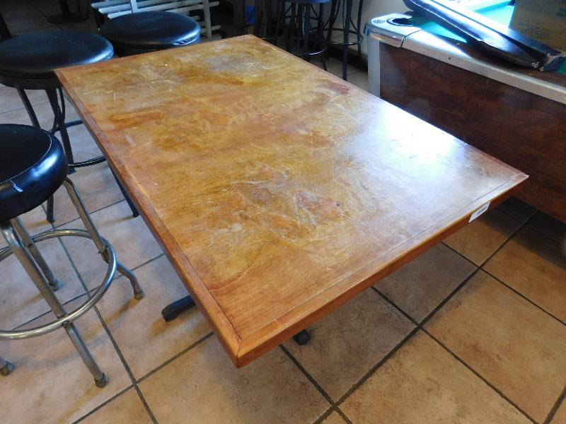 lot 737H image: Table