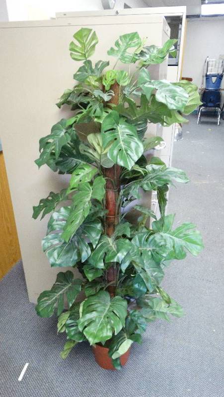 lot 377 image: Artificial plant.