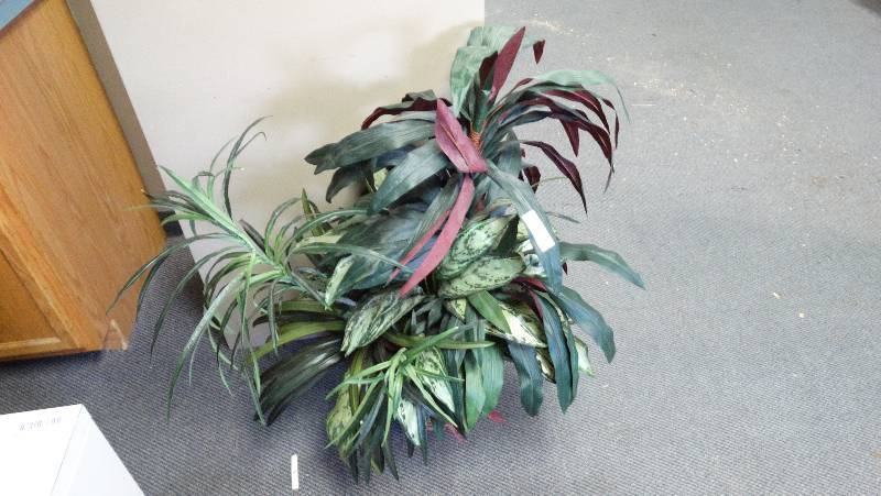 lot 378 image: Artificial plant.