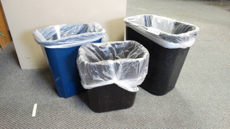 lot 379 image: 3 - small trash cans.