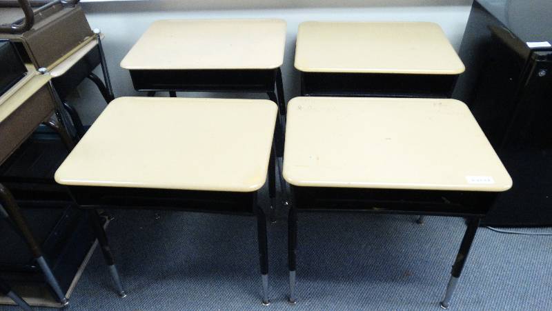 lot 400 image: 4 - Child desk wadjustable legs.