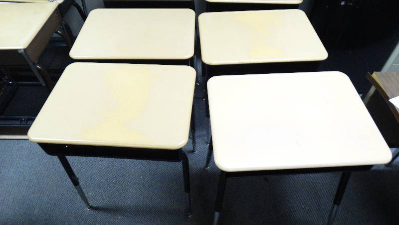 lot 401 image: 4 - Child desk wadjustable legs.