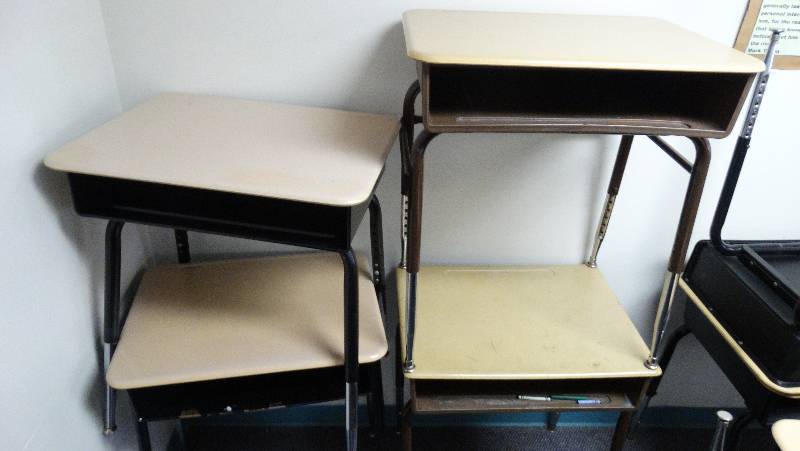 lot 402 image: 4 - Child desk wadjustable legs.