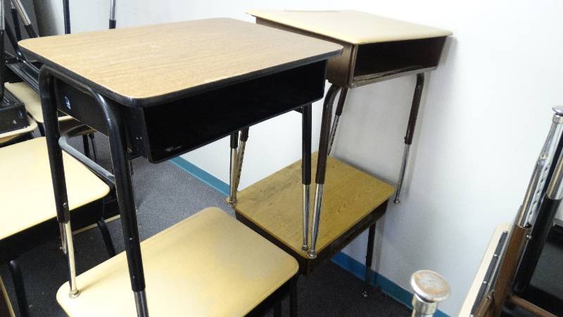 lot 405 image: 4 - Child desk wadjustable legs.