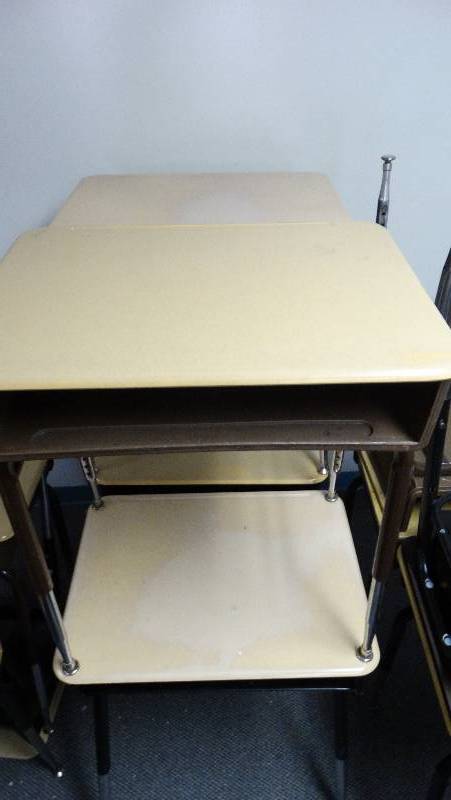 lot 408 image: 4 - Child desk wadjustable legs.