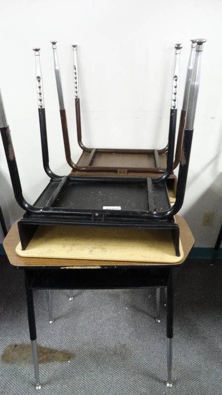 lot 409 image: 4 - Child desk wadjustable legs.