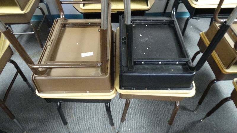 lot 410 image: 4 - Child desk wadjustable legs.
