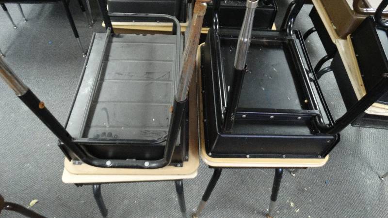 lot 412 image: 4 - Child desk wadjustable legs.