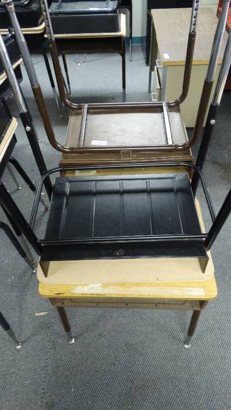 lot 413 image: 4 - Child desk wadjustable legs.