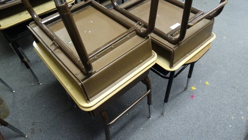 lot 415 image: 4 - Child desk wadjustable legs.