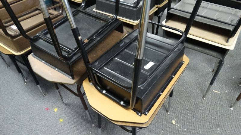 lot 416 image: 4 - Child desk wadjustable legs.