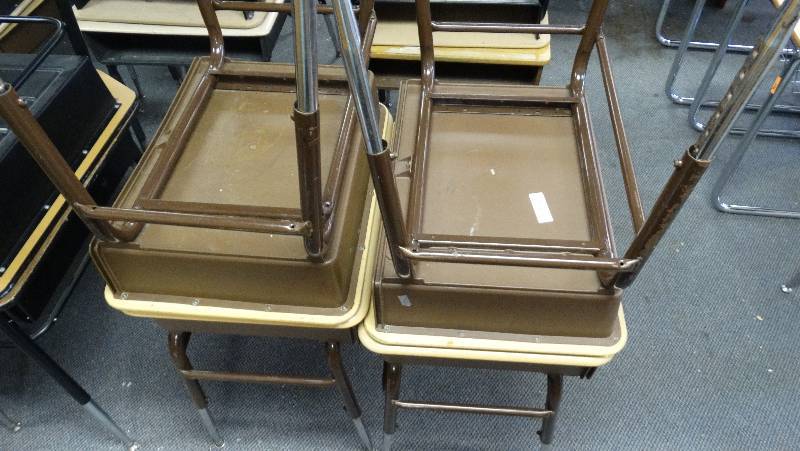 lot 417 image: 4 - Child desk wadjustable legs.