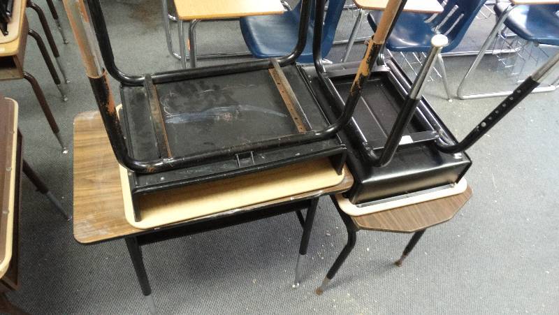 lot 418 image: 4 - Child desk wadjustable legs.