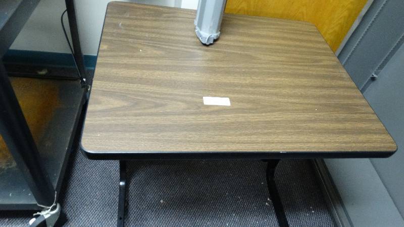 lot 420 image: Work table & o screen.