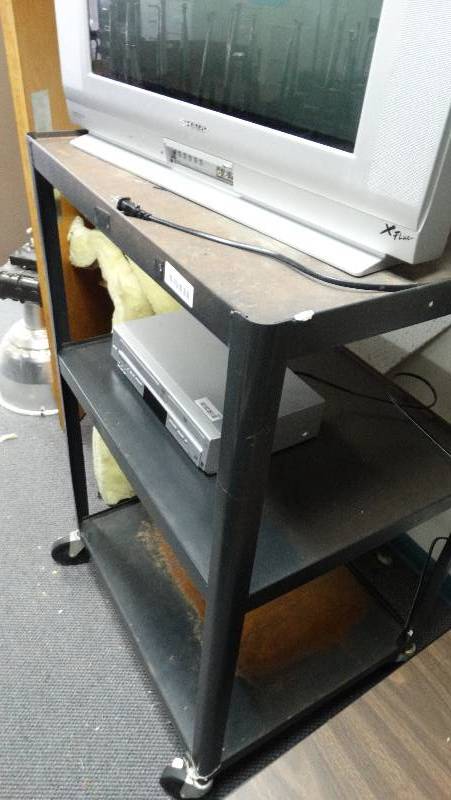 lot 421 image: Media cart.