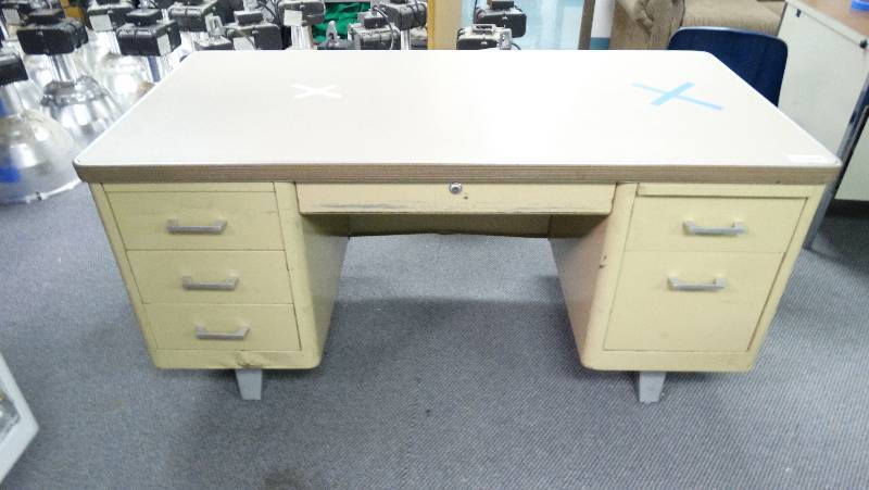 lot 425 image: Metal desk.