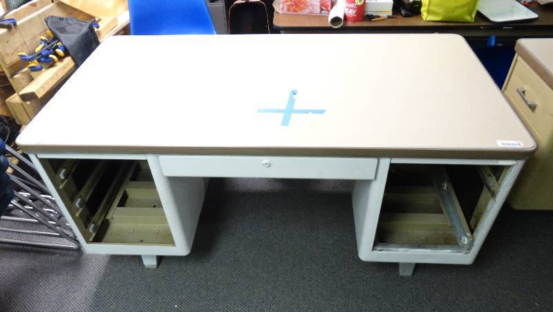 lot 426 image: Metal desk  Missing some drawers.