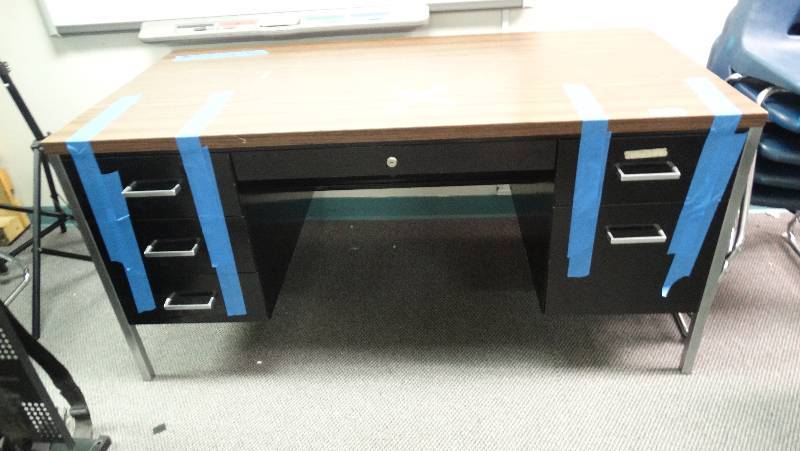 lot 427 image: Metal desk 5 drawers.