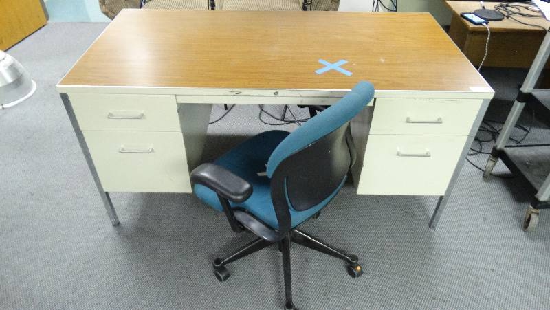 lot 435 image: 5 - drawer metal desk & rolling office chair.