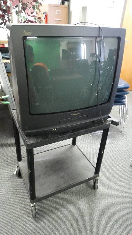 lot 437 image: Media cart wPanasonic TV & VHS player.