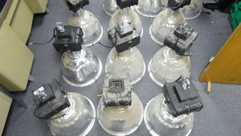 lot 440 image: Metal high bay lights (loy of 9) 400 watts 277 volts not tested.