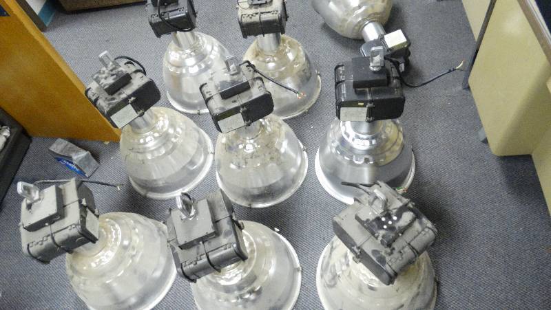 lot 441 image: Metal high bay lights (loy of 9) 400 watts 277 volts not tested.