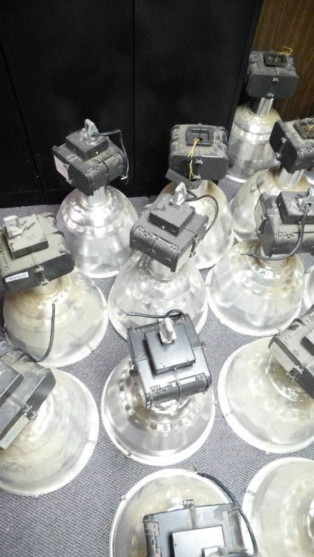 lot 442 image: Metal high bay lights (loy of 9) 400 watts 277 volts not tested.