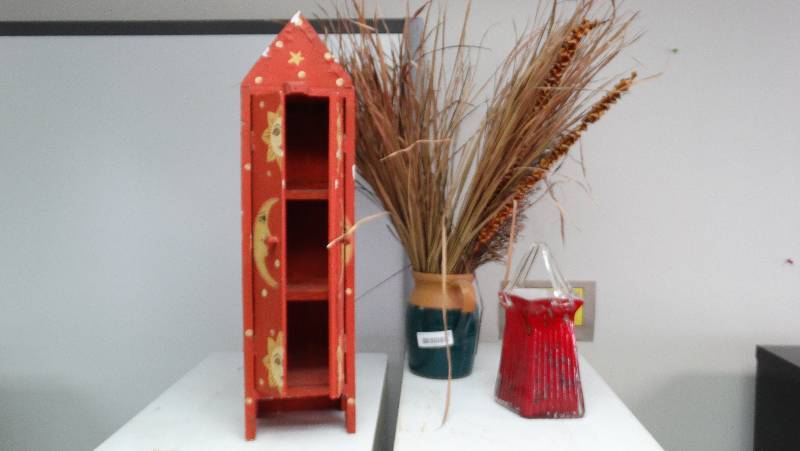 lot 359 image: Vase wdried decorative grass 1 - glass bag vase & small 3 shelf cabinet wdoors approx 20.