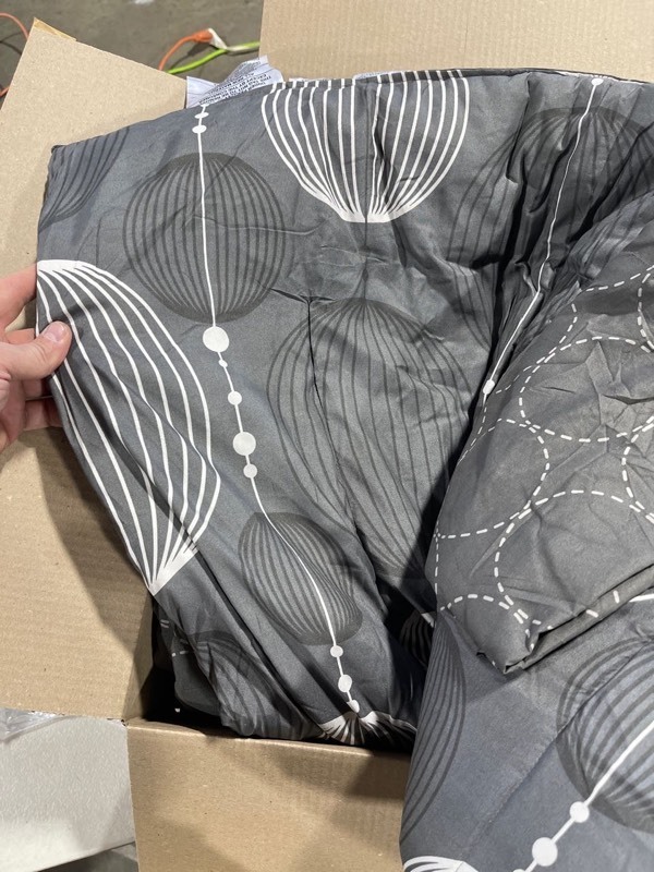 lot 20531 image: AMZ basics twintwin XL blanket, sheet, fitted sheet, pillow case
