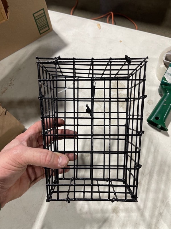 lot 20738 image: bird feeder