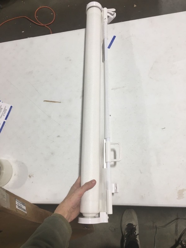 lot 21056 image: White Retractable Baby Gate - one handle broken