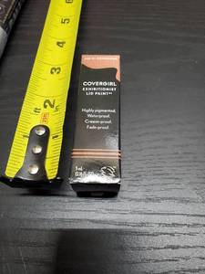lot 14 image: CoverGirl Exhibitionist Luminati Lid Paint - 0.16 fl oz